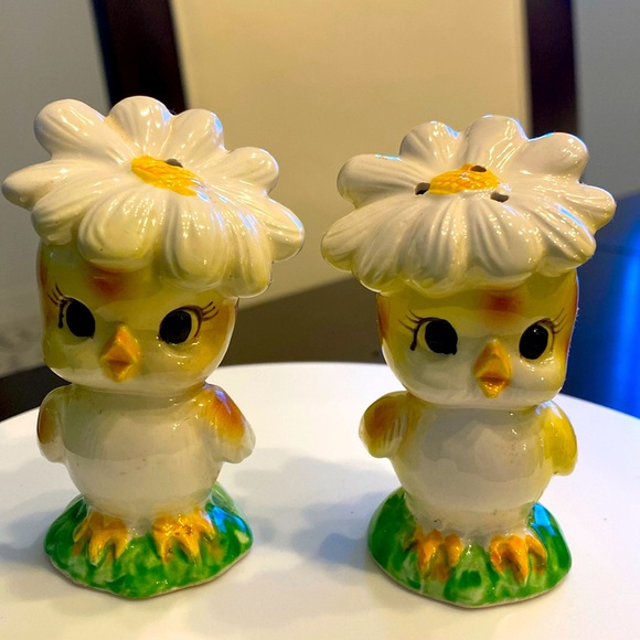 Lefton Other - VINTAGE LEFTON ANTHROPOMORPHIC CHICKS W/DAISY HATS SALT/PEPPER SET H7632